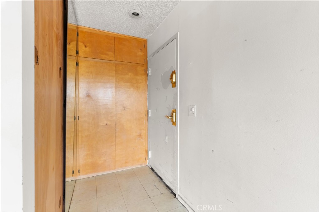 1140 Pacific Avenue, Unit 19 Long Beach, CA 90813 - Photo 5 of 31 Entry Way inside the Unit