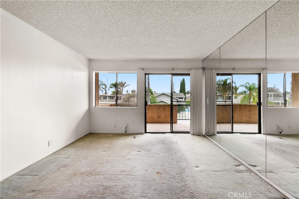 1140 Pacific Avenue, Unit 19 Long Beach, CA 90813 - Photo 6 of 31 Living Room
