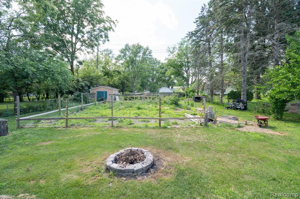 184 Crescent Road Waterford, MI 48327 - Photo 35 of 48 Gallery Image 35