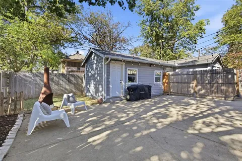 a view of a house with backyard and sitting area