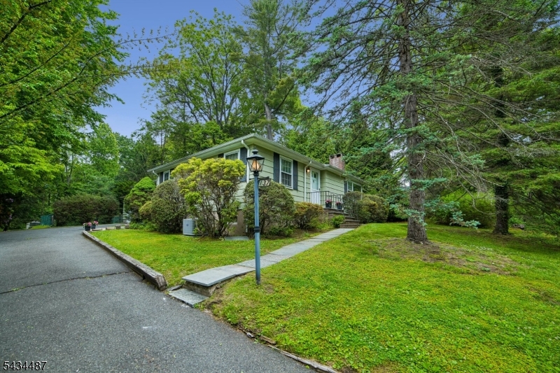 137 Beekman Road Summit, NJ 07901 - Photo 2 of 44