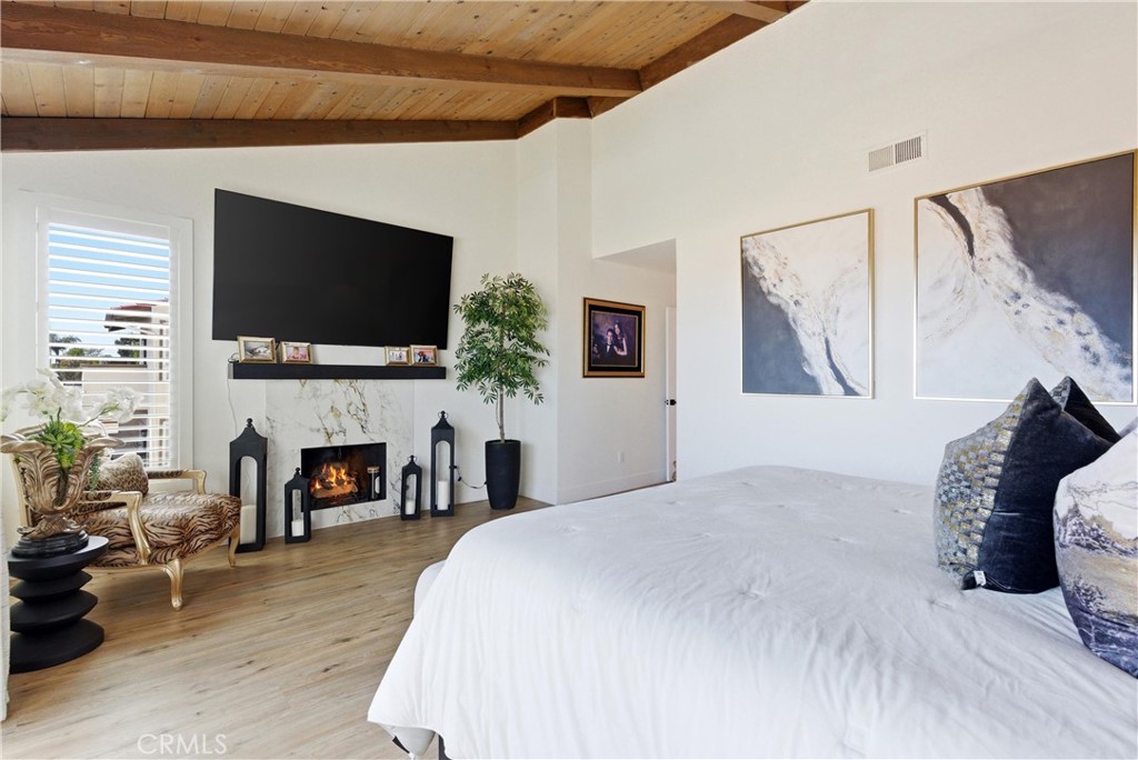 23281 Atlantis Way Dana Point, CA 92629 - Photo 38 of 81 a spacious bedroom with a bed and a flat screen tv