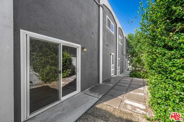 $2,695 | 648 North Grand Avenue, Los Angeles, CA 90012