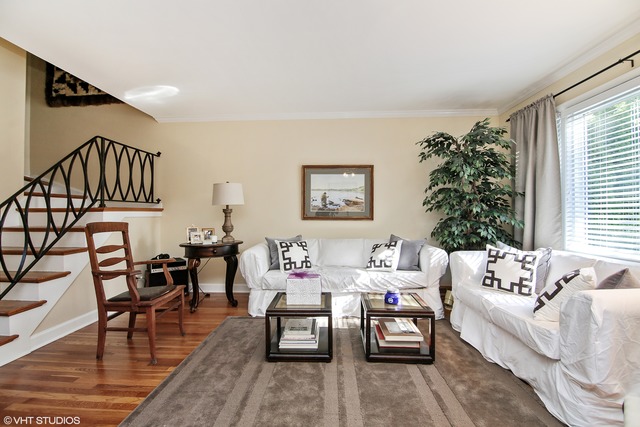 638 Hibbard Road Wilmette, IL 60091 - Photo 2 of 17