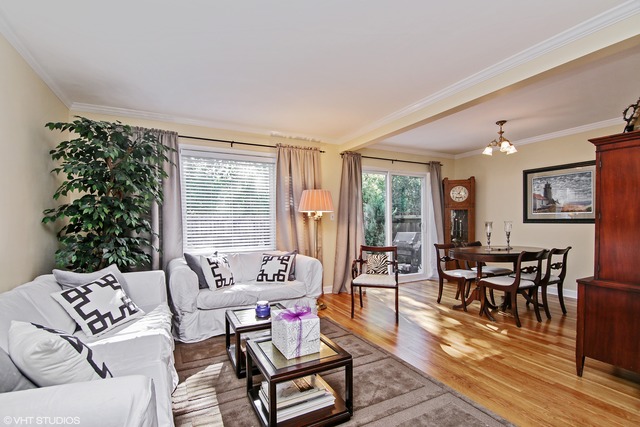 638 Hibbard Road Wilmette, IL 60091 - Photo 3 of 17