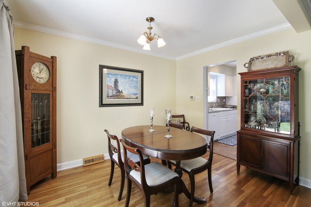 638 Hibbard Road Wilmette, IL 60091 - Photo 5 of 17