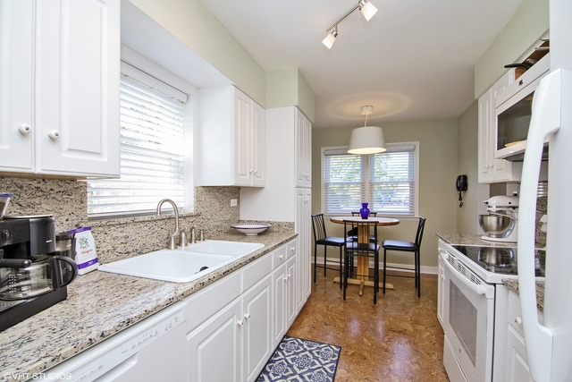 638 Hibbard Road Wilmette, IL 60091 - Photo 6 of 17