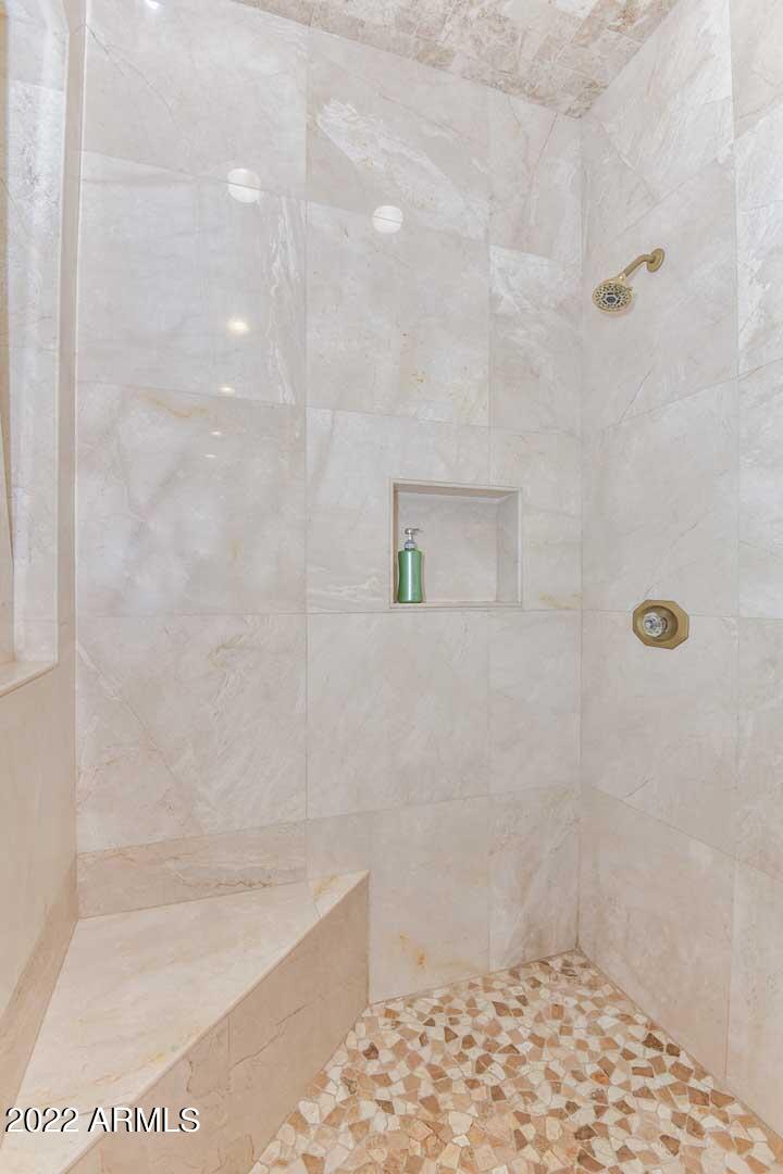 5237 North 106th Avenue Glendale, AZ 85307 - Photo 16 of 75 a bathroom with a bathtub