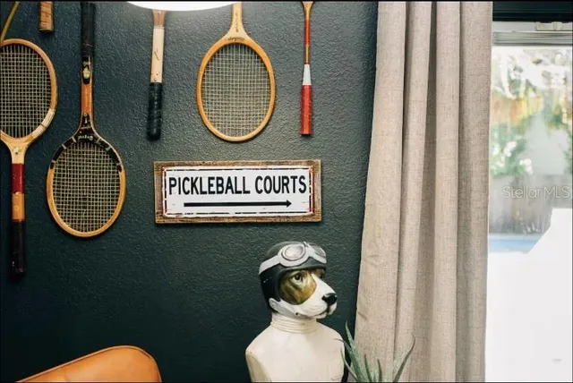 a view of entryway with a floor to ceiling window