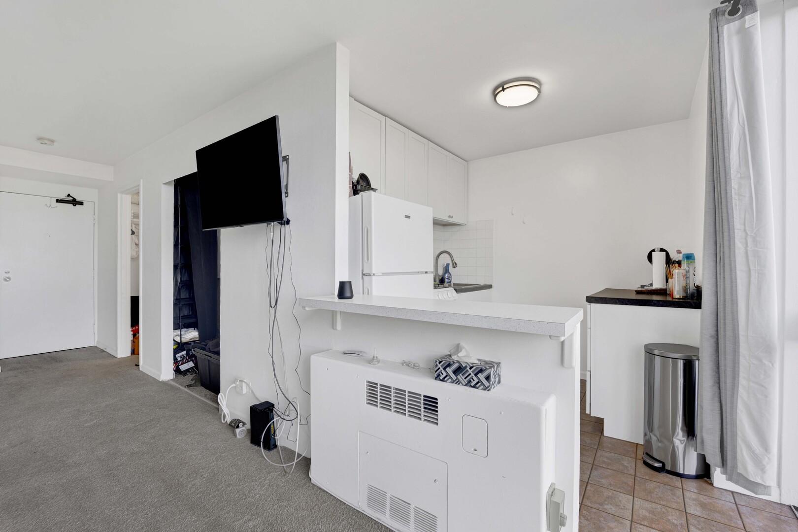 1555 North Dearborn Parkway, Unit 8C Chicago, IL 60610 - Photo 4 of 20 a kitchen with a refrigerator and a sink