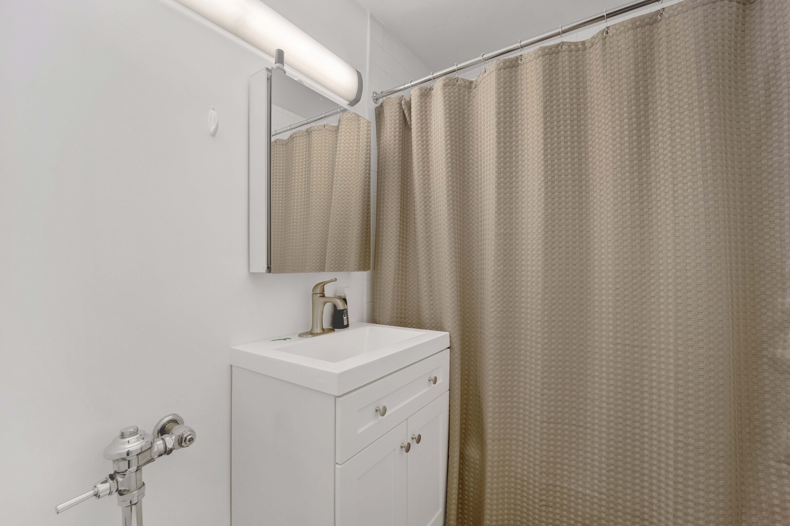 1555 North Dearborn Parkway, Unit 8C Chicago, IL 60610 - Photo 9 of 20 a bathroom with a sink and a mirror