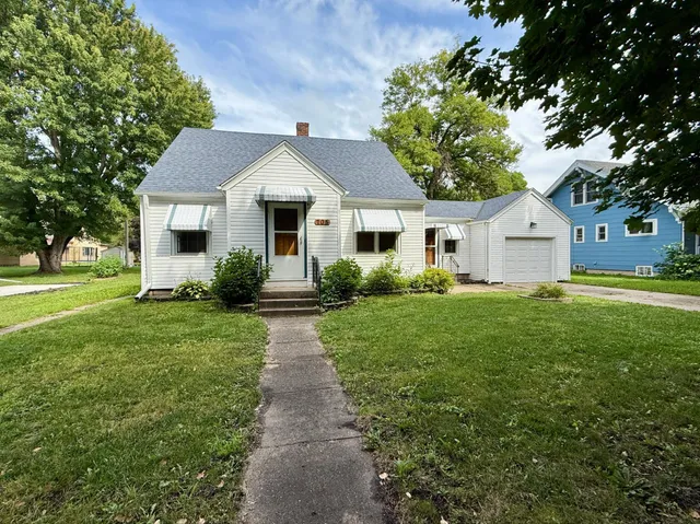 $147,900 | 705 Carver Street North, Winthrop, MN 55396