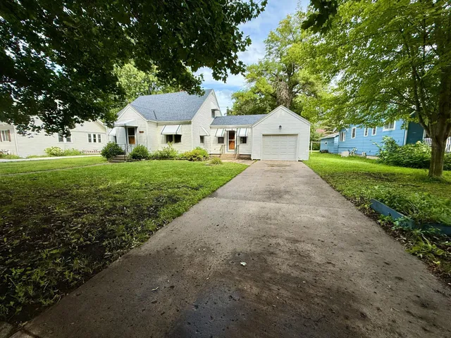 $147,900 | 705 Carver Street North, Winthrop, MN 55396