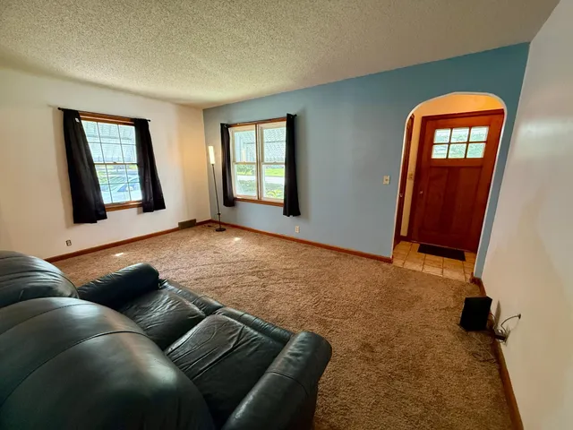 $147,900 | 705 Carver Street North, Winthrop, MN 55396