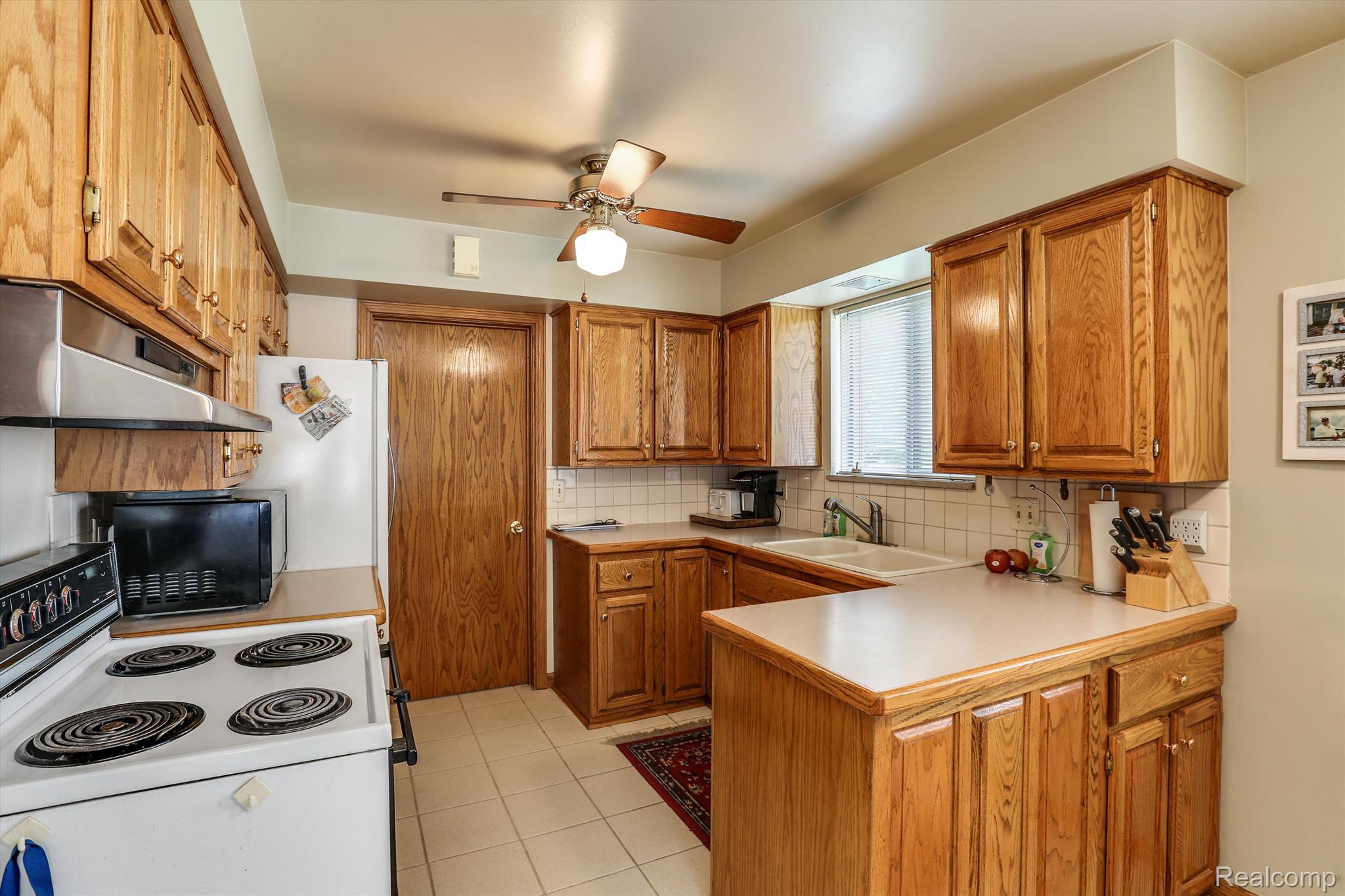 834 Harcourt Road Grosse Pointe, MI 48230 - Photo 7 of 30 Unit 834- Kitchen view: new range coming July 2023