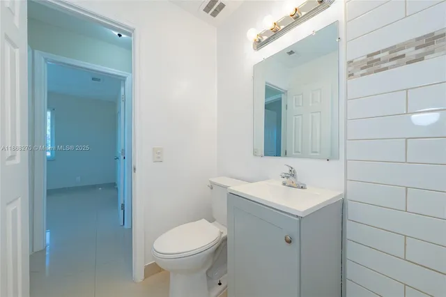 $1,800 | Kelsey City, Lake Park, FL 33403