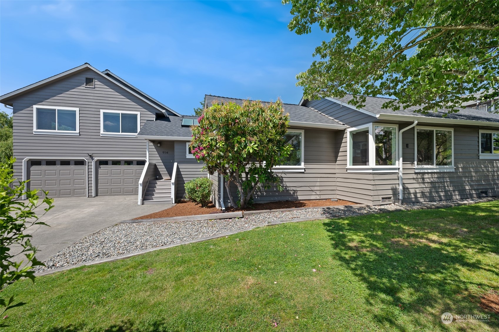 914 North 33rd Street Renton, WA 98056 - Photo 1 of 37 a front view of a house with a yard