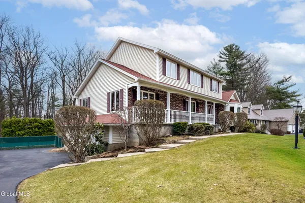 $590,000 | 42 Deer Run Hollow, Halfmoon, NY 12065