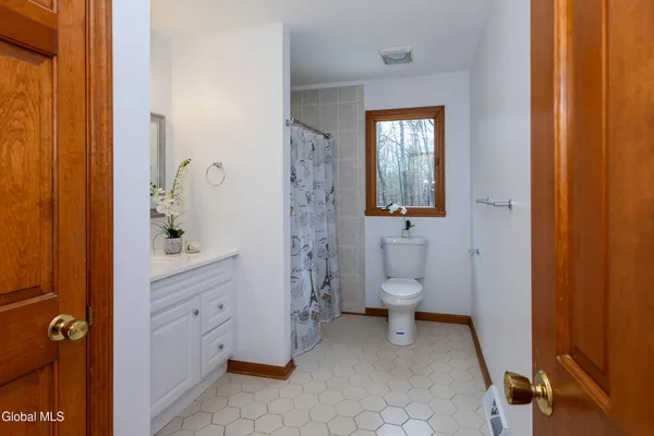 $590,000 | 42 Deer Run Hollow, Halfmoon, NY 12065