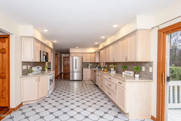 $590,000 | 42 Deer Run Hollow, Halfmoon, NY 12065
