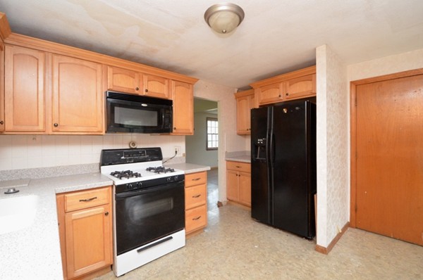 44 Wethersfield Road Bellingham, MA 02019 - Photo 4 of 24 Gallery Image 4