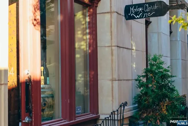 $7,500 | 210 Pavonia Avenue, Jersey City, NJ 07302