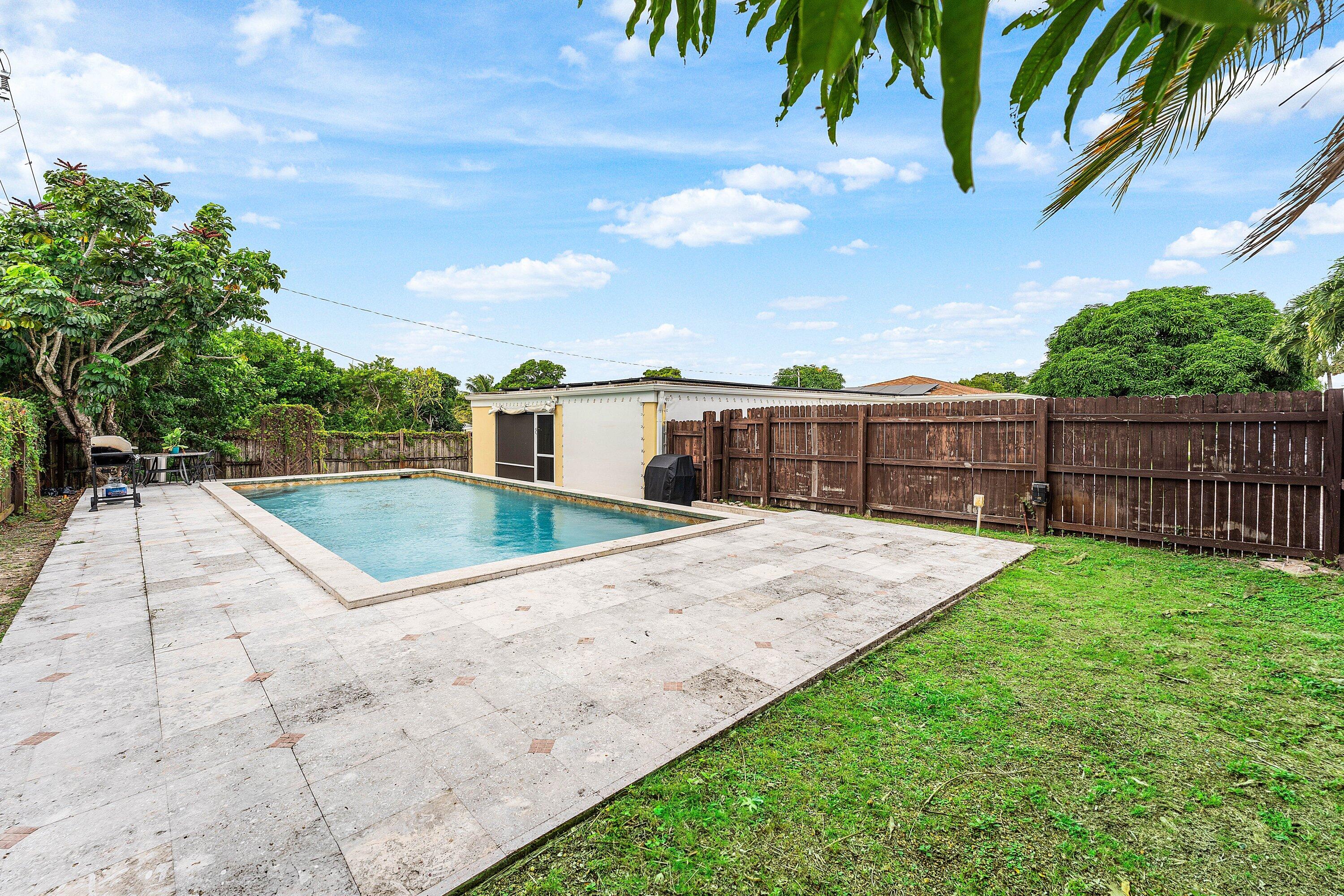 305 Southwest 3rd Street Boynton Beach, FL 33435 - Photo 26 of 36 a view of a backyard with a garden