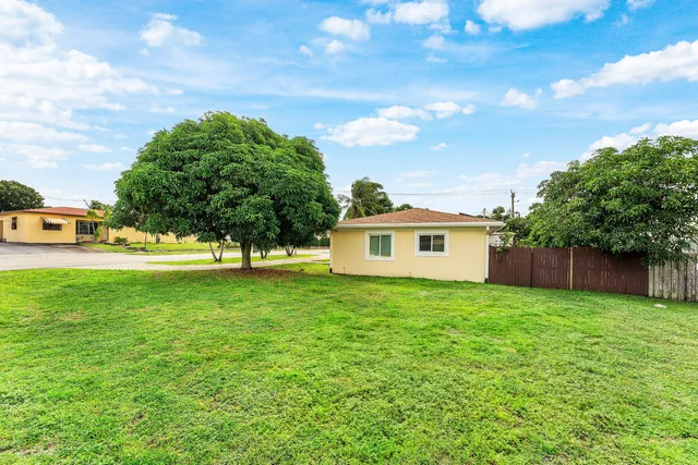 a view of a house with a yard
