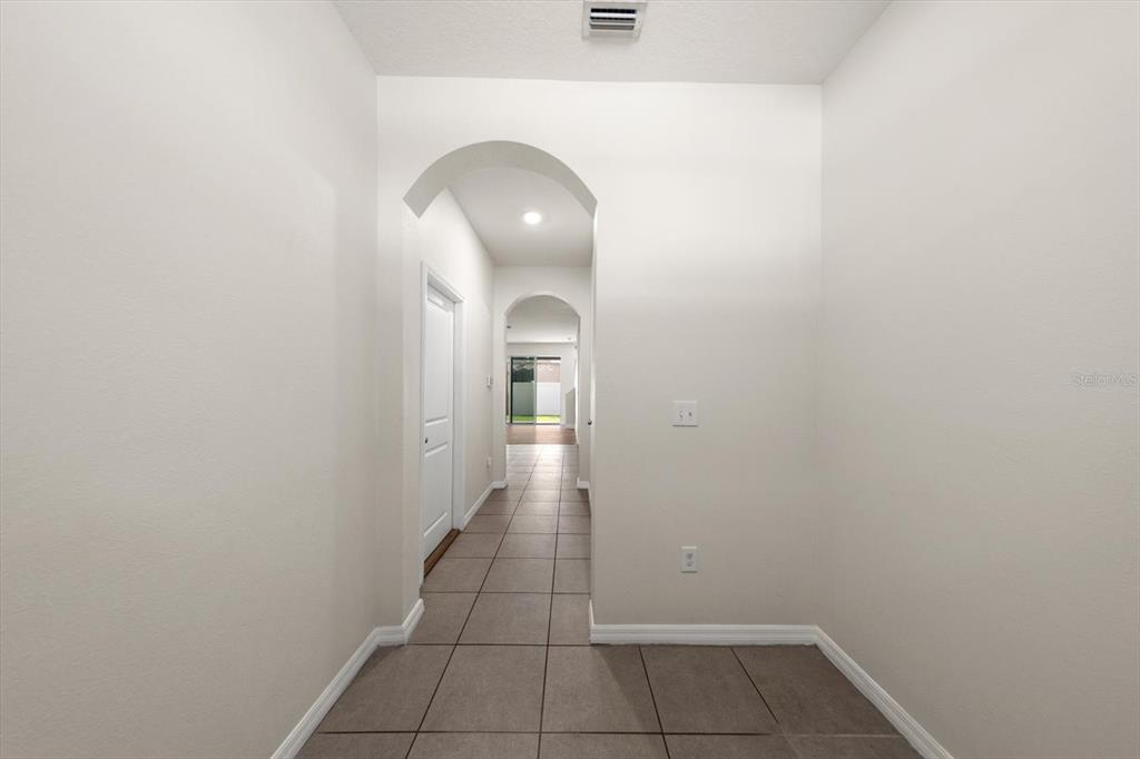 424 Newmont Circle Ruskin, FL 33570 - Photo 5 of 29