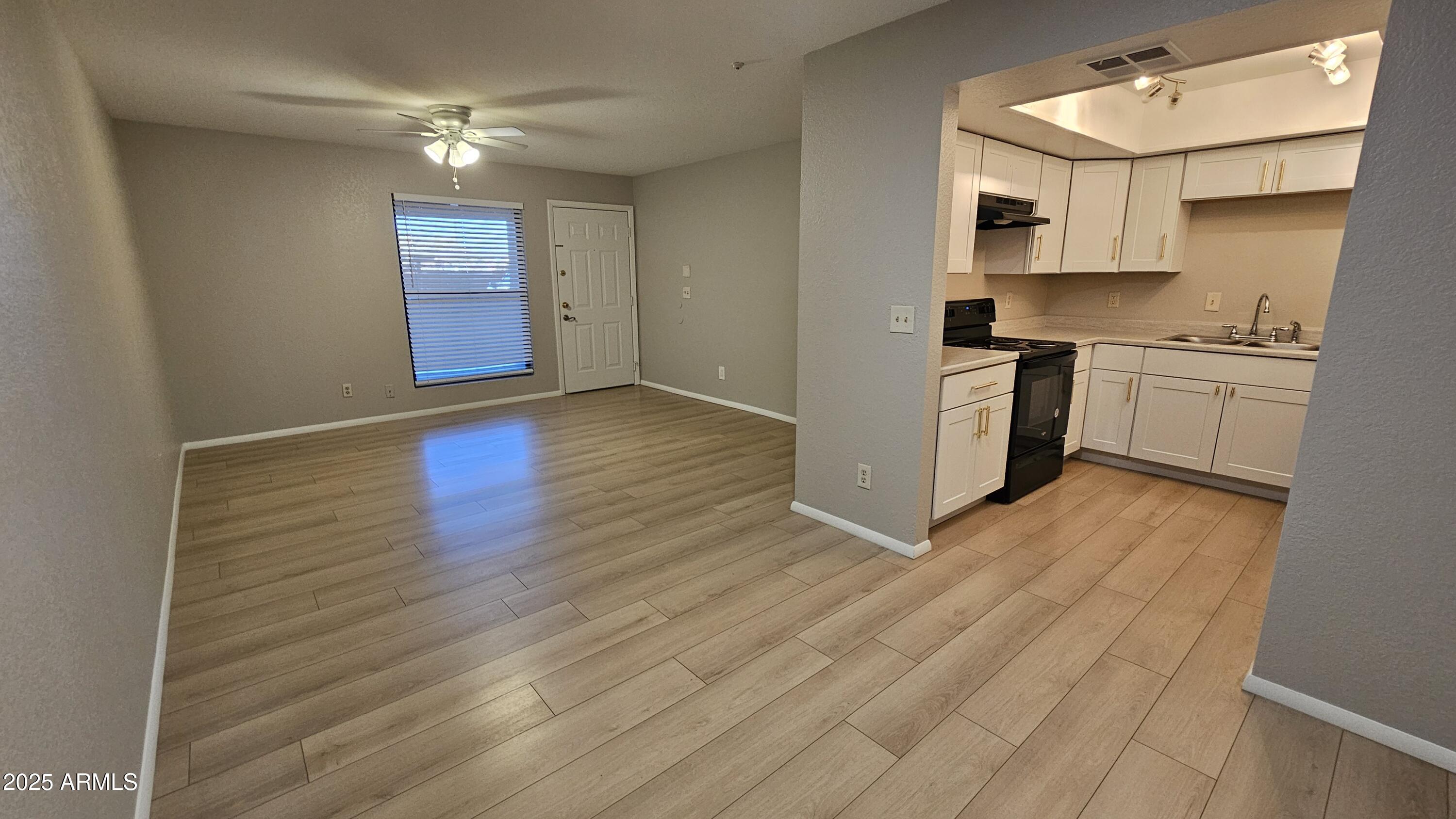 1340 North Recker Road, Unit 135 Mesa, AZ 85205 - Photo 4 of 14 Family room 2