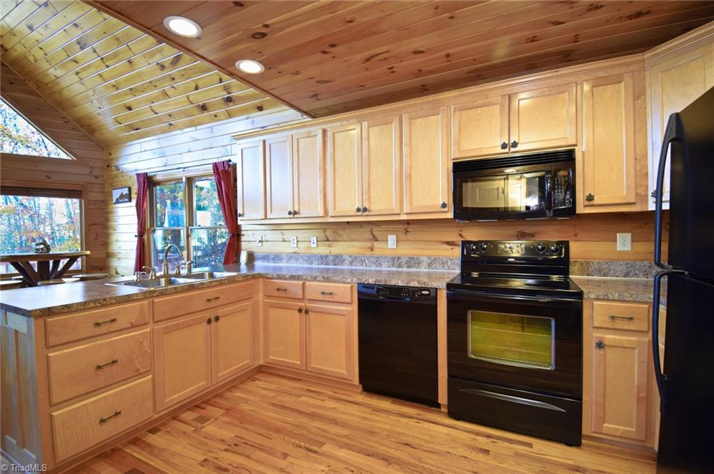 600 Wolf Pen Road Purlear, NC 28665 - Photo 9 of 26