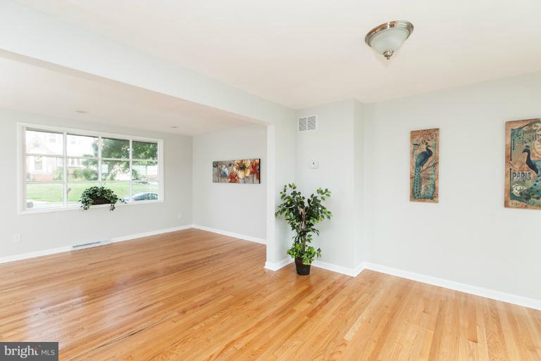 8005 Sagramore Road Rosedale, MD 21237 - Photo 11 of 30 Living Room