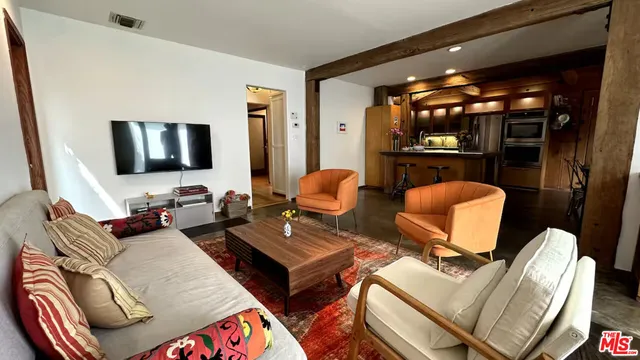 $10,500 | 3617 Maplewood Avenue, Los Angeles, CA 90066