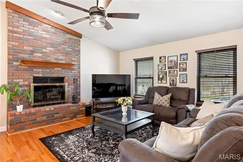 $289,900 | 206 Wenona Drive, Washington, MO 63090