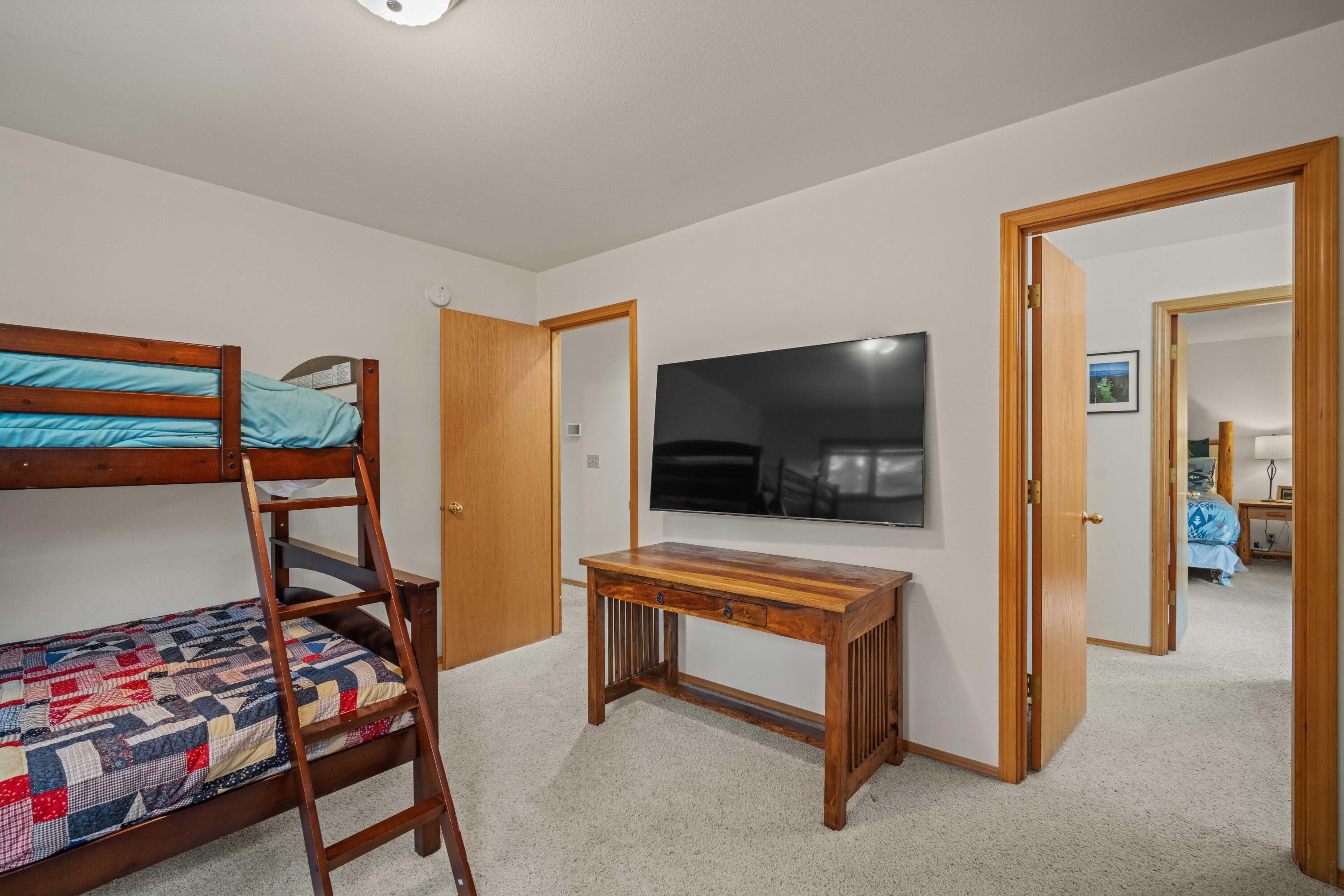 57655 Aspen Lane, Unit 2 Sunriver, OR 97707 - Photo 27 of 47 30 - bunk room 3