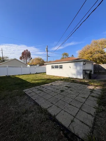 a view of a house with backyard