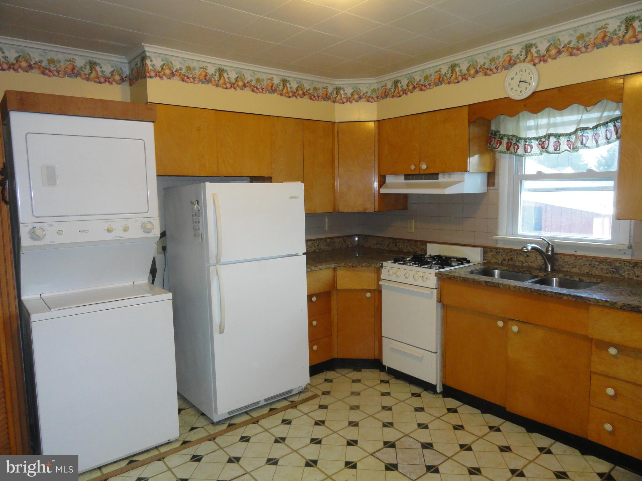1727 Glen Curtis Road Baltimore, MD 21221 - Photo 1 of 26 Kitchen