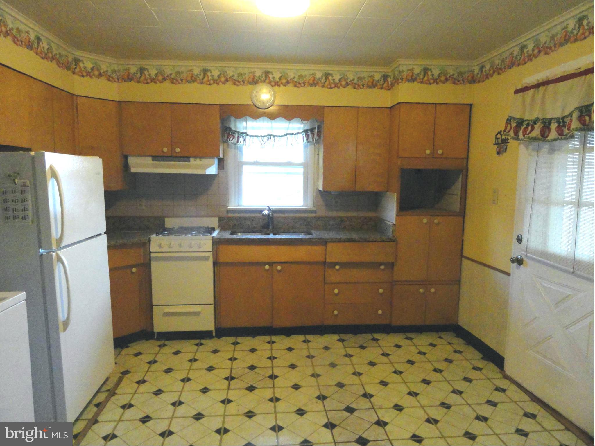 1727 Glen Curtis Road Baltimore, MD 21221 - Photo 11 of 26 Kitchen