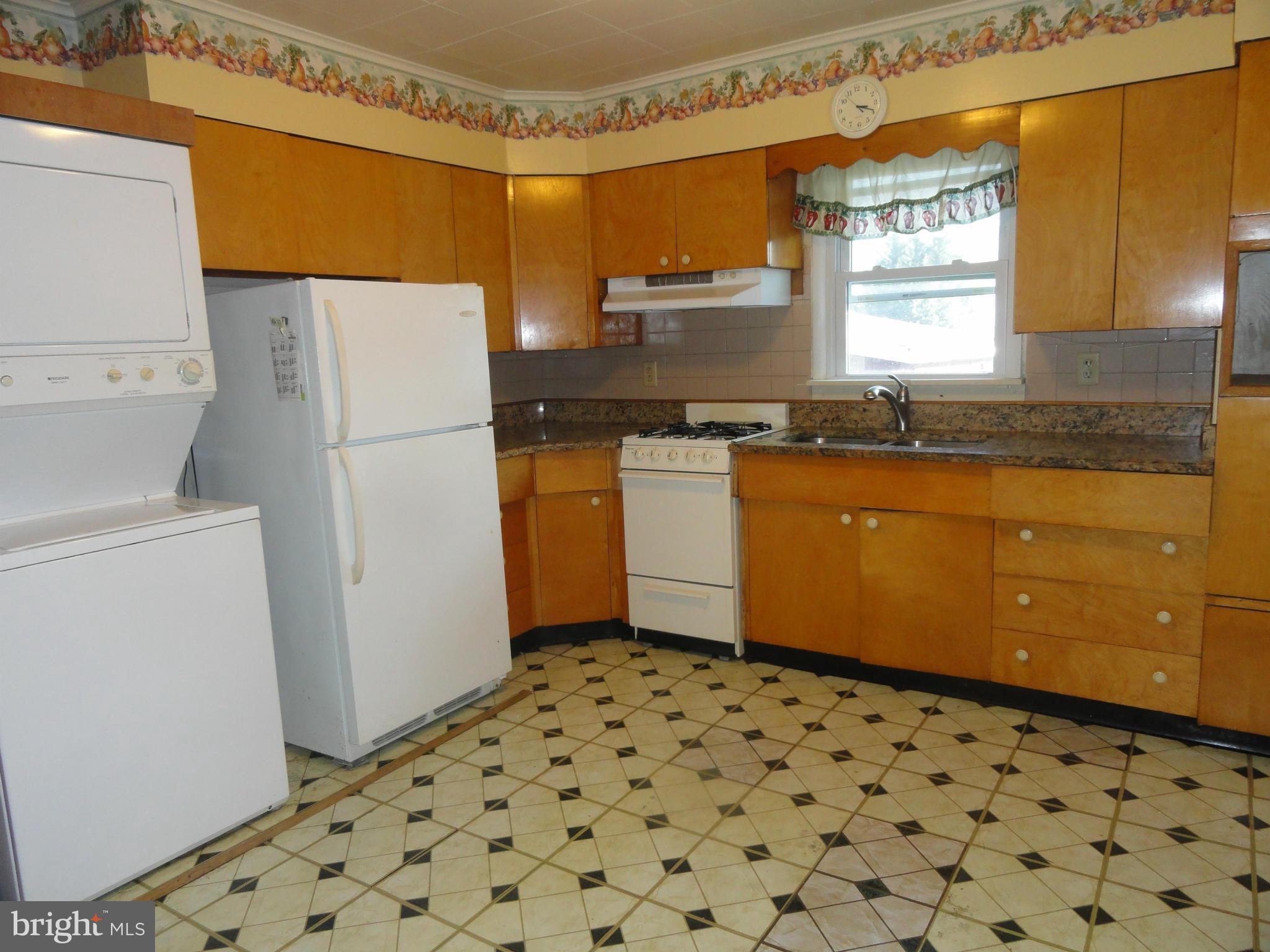 1727 Glen Curtis Road Baltimore, MD 21221 - Photo 12 of 26 Kitchen