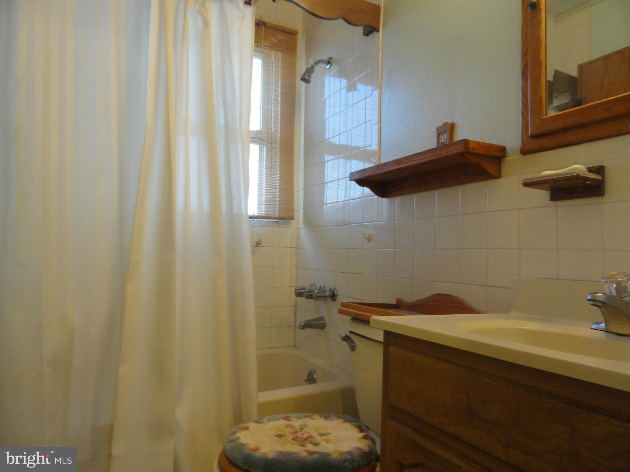 1727 Glen Curtis Road Baltimore, MD 21221 - Photo 7 of 26 Bath