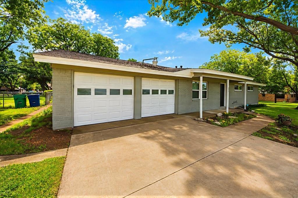 504 Pecan Street Crowley, TX 76036 - Photo 2 of 30