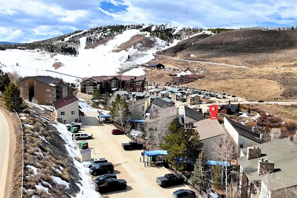 a view of a parking space