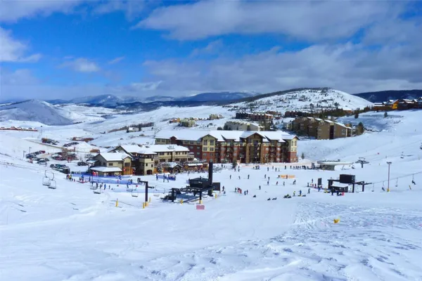 a view of a tennis court