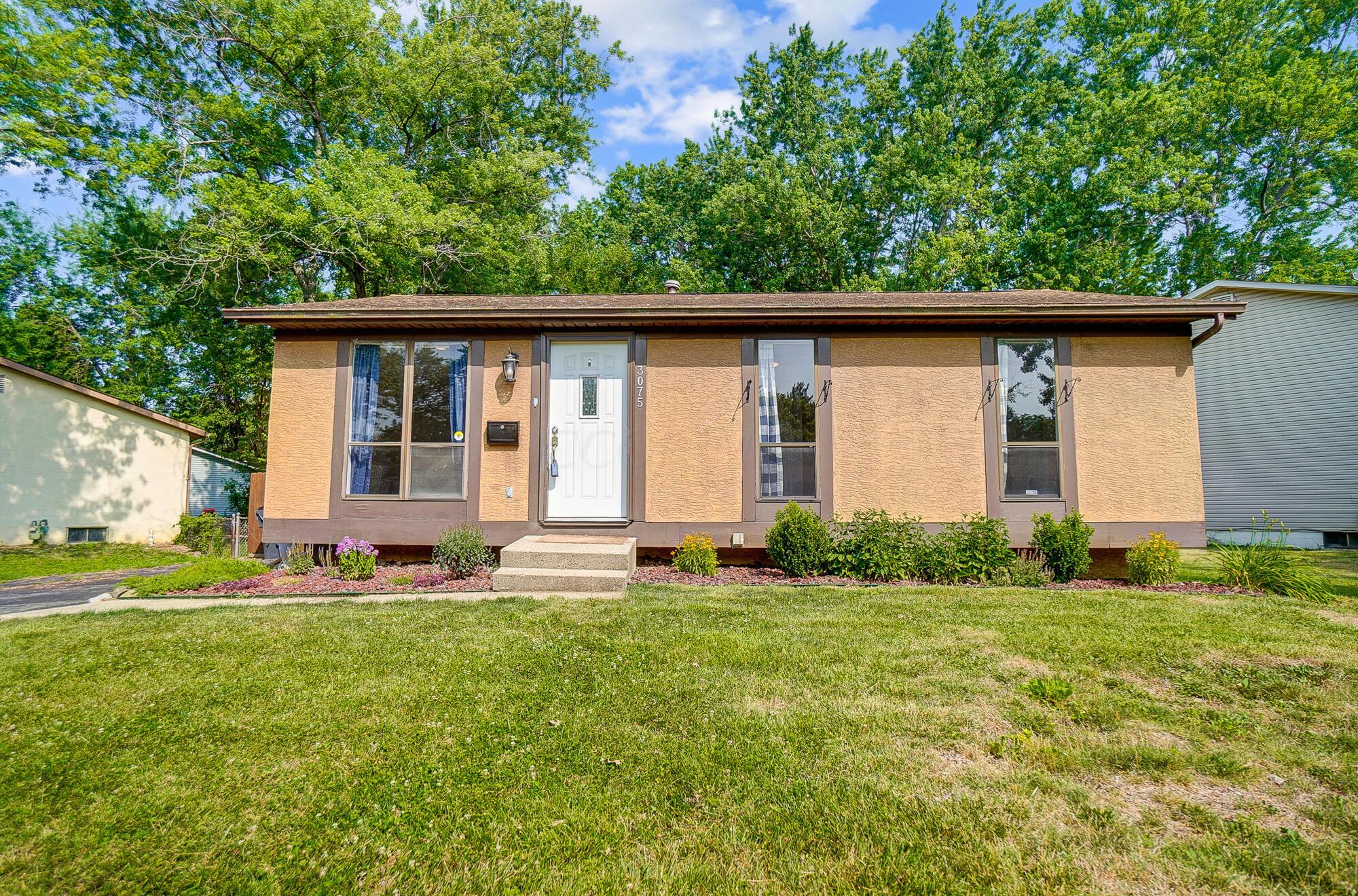 3075 Whitlow Road Columbus, OH 43232 - Photo 2 of 45 Front
