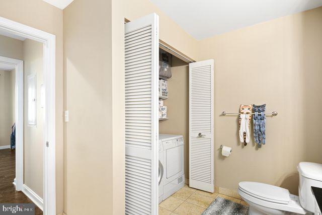 901 North Penn Street, Unit R507 Philadelphia, PA 19123 - Photo 10 of 28 a bathroom with a toilet and a shower