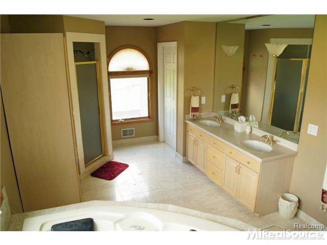 60576 Balmoral Way Rochester, MI 48306 - Photo 28 of 29 31211206-28.JPG