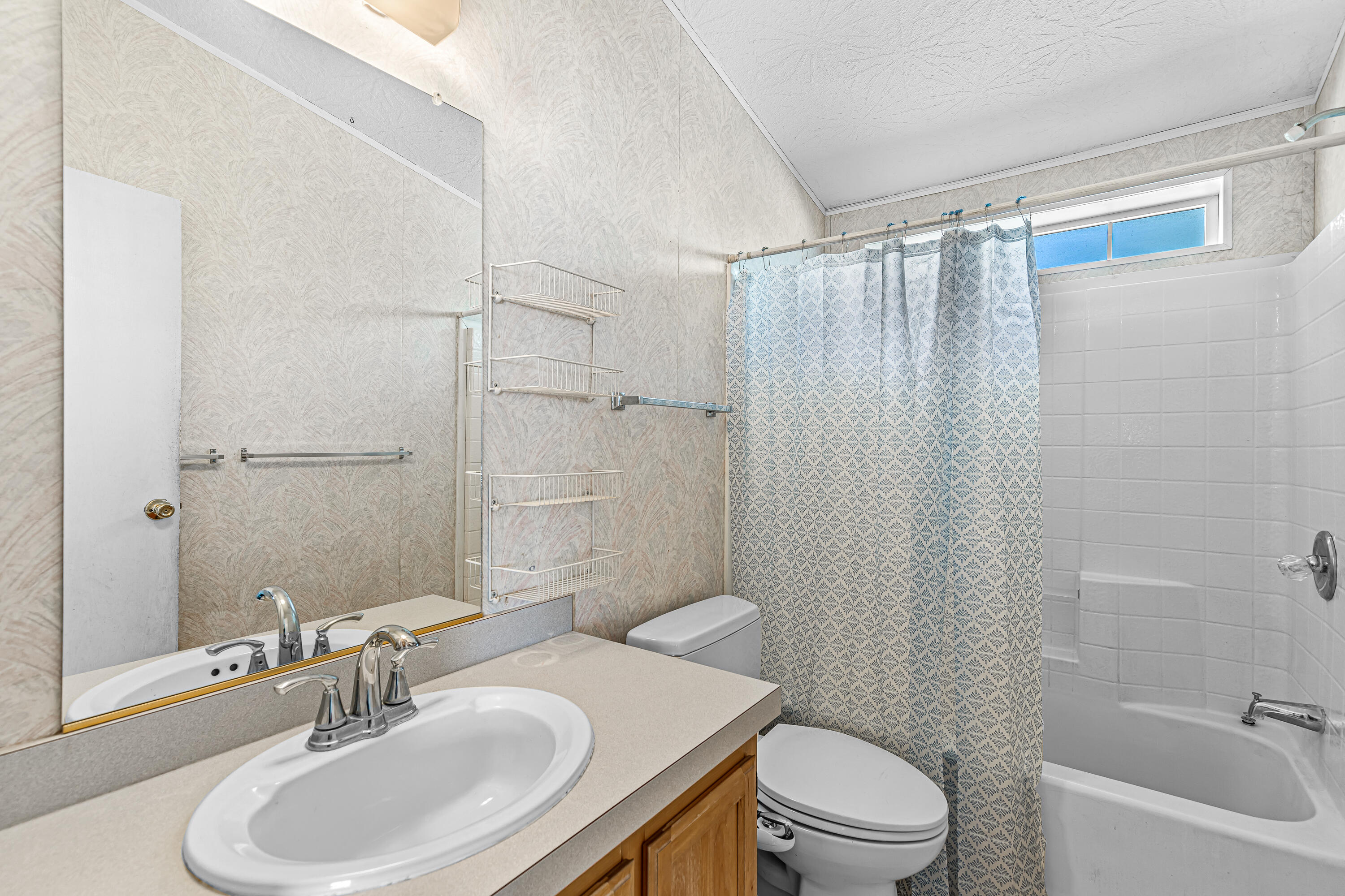 4655 Andrews Road Medford, OR 97501 - Photo 15 of 28 Guest Bathroom