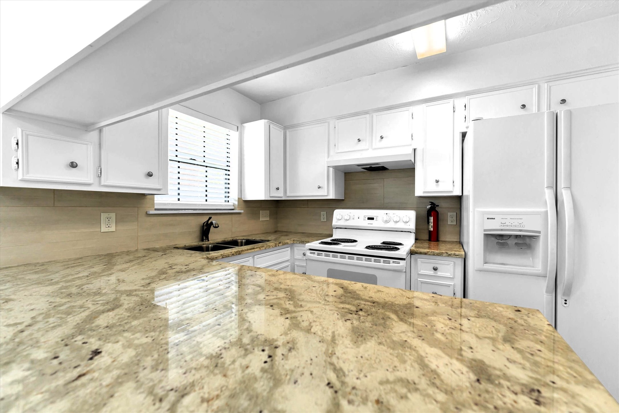 1101 Wilson Drive Rosenberg, TX 77471 - Photo 10 of 38 BEAUTIFUL GRANITE COUNTERS & KITCHEN WINDOW!