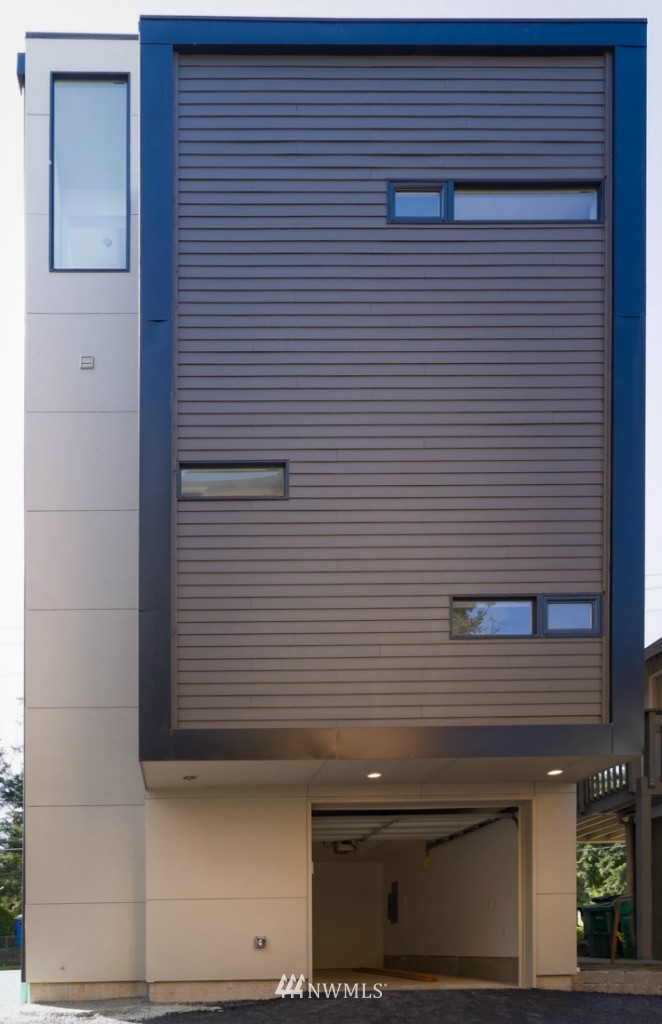2816 Southwest Genesee Street Seattle, WA 98126 - Photo 3 of 16 Gallery Image 3