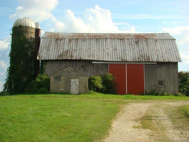 2105 West Barnes Road Fostoria, MI 48435 - Photo 1 of 9 front barn